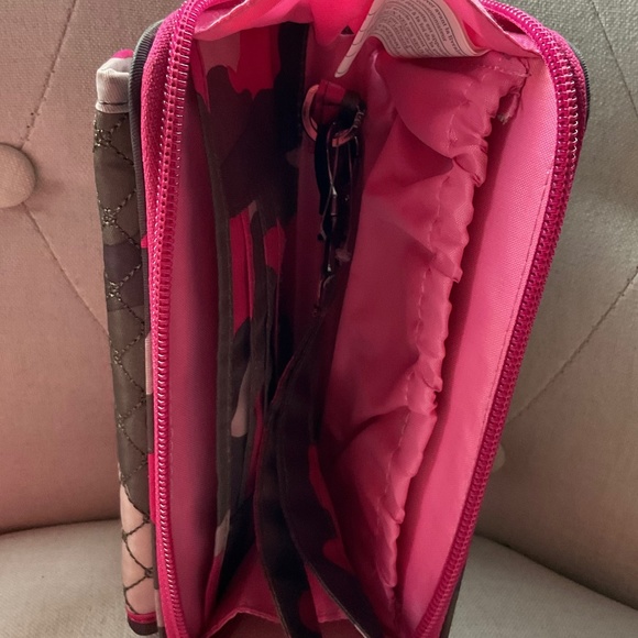 LUG BRAND PINK CAMO OVERSIZED WALLET CROSSBODY - Picture 3 of 5